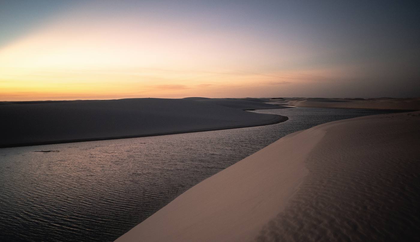 Pôr do sol sobre as dunas