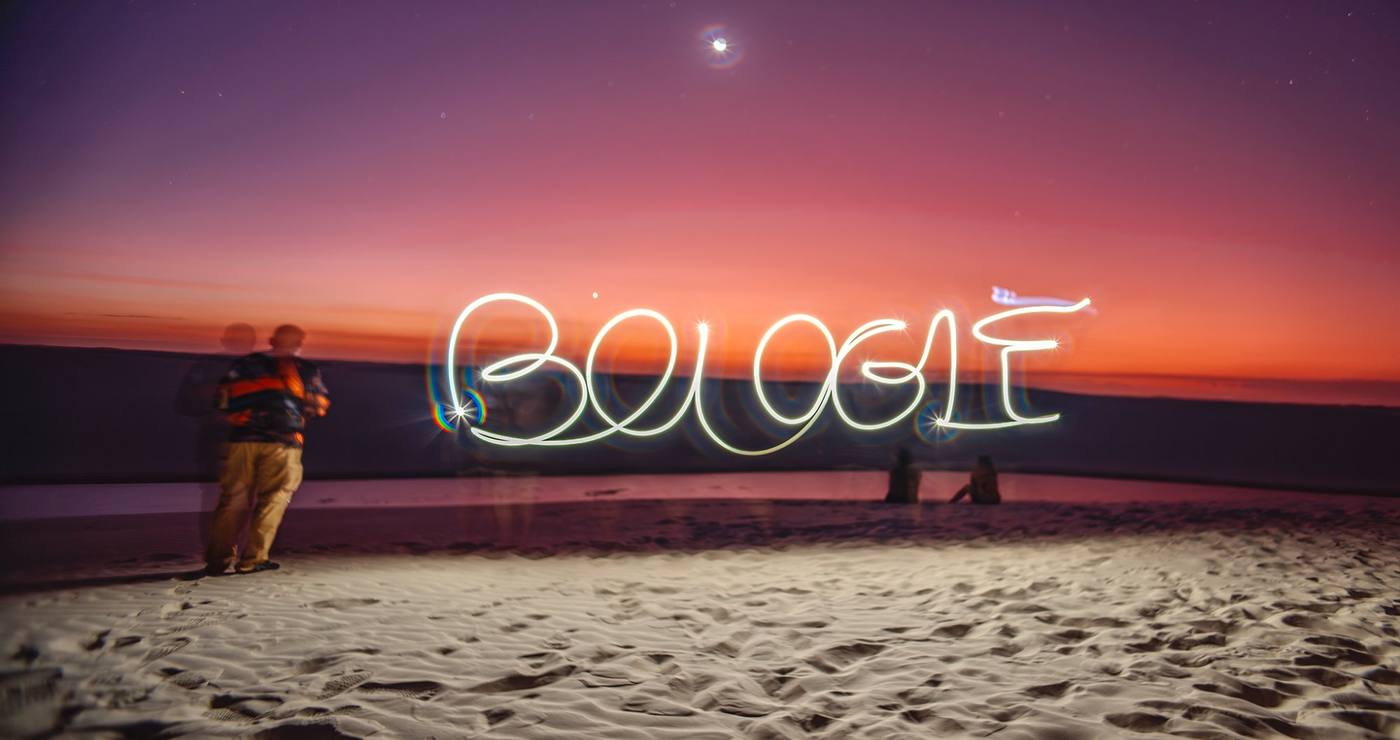 Boogie — luz de lanternas nas dunas